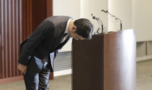 Lee Jae-yong, vice president of Samsung Electronics Co., bows in apology during a press conference ...